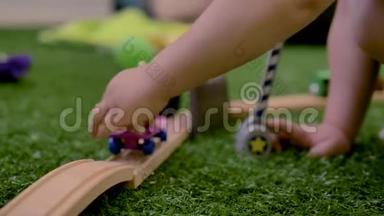 <strong>小朋友</strong>的手在房间里的紫色滑板上玩塑料玩具狗。